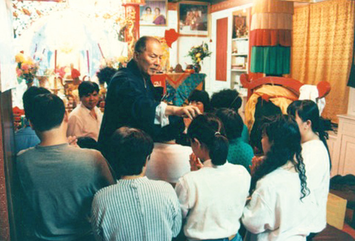 Lama Kan Tsao giving Phowa blessings for students in N.Y. 