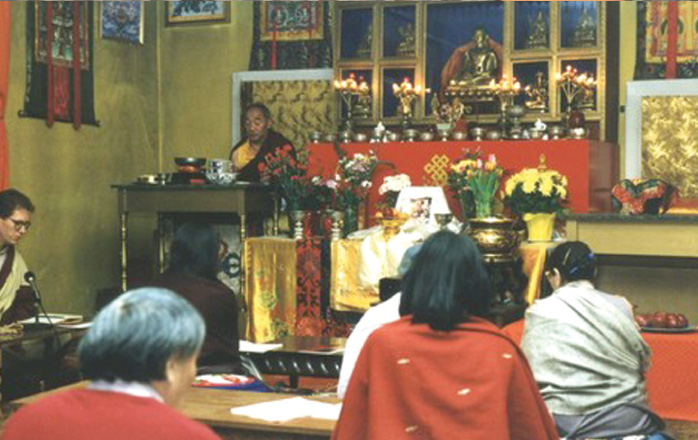 1994年贡玛达钦仁波切在西雅图萨迦寺为根造上师做一週年纪念法会