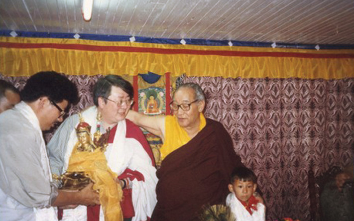 1999年贡玛达钦仁波切寻得根造上师灵童，并在印度与弟子见面，举行命名仪式
