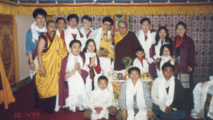 1999年贡玛达钦仁波切、灵童合家、喇嘛札喜与弟子在印度