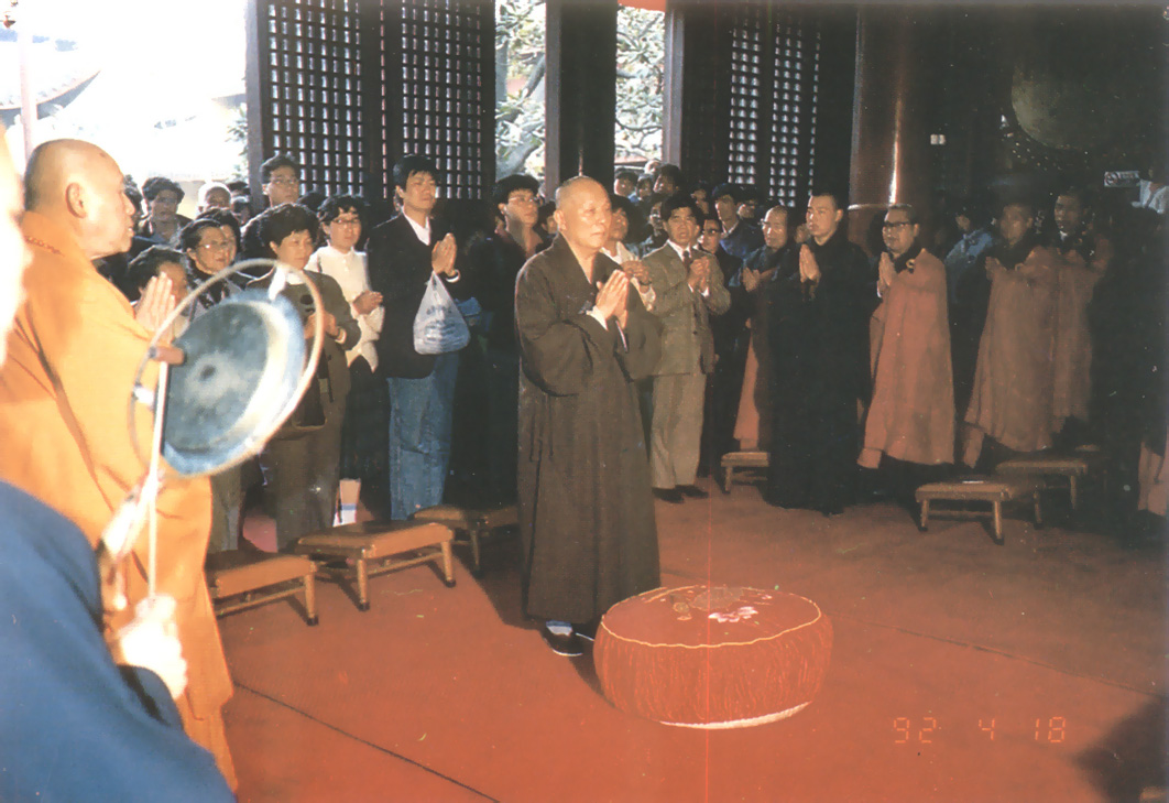 根造上师在上海龙华寺礼佛