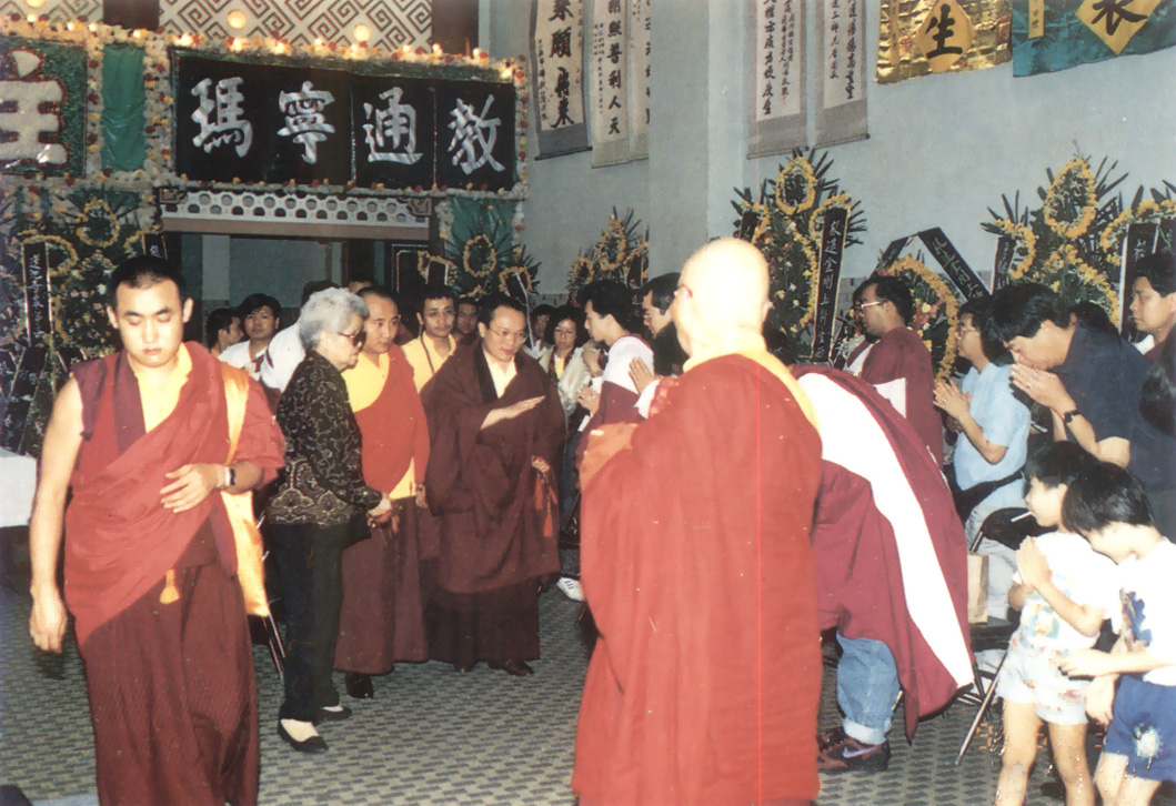 泰錫度仁波切領眾喇嘛親臨靈堂致祭