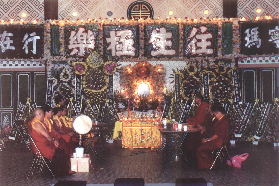 眾喇嘛於靈堂修法