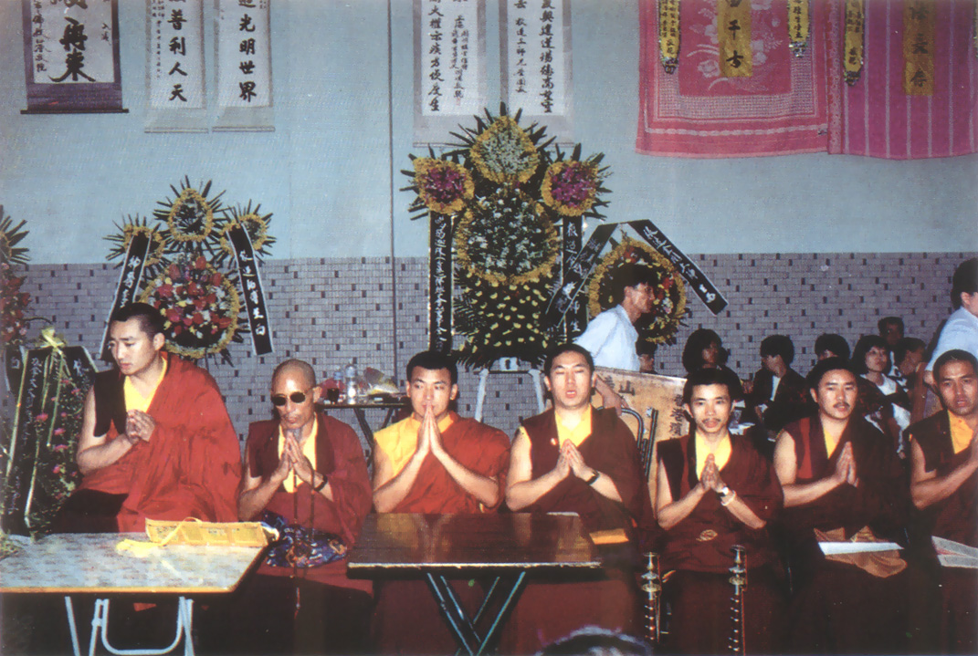 喇嘛為根師唸經回向