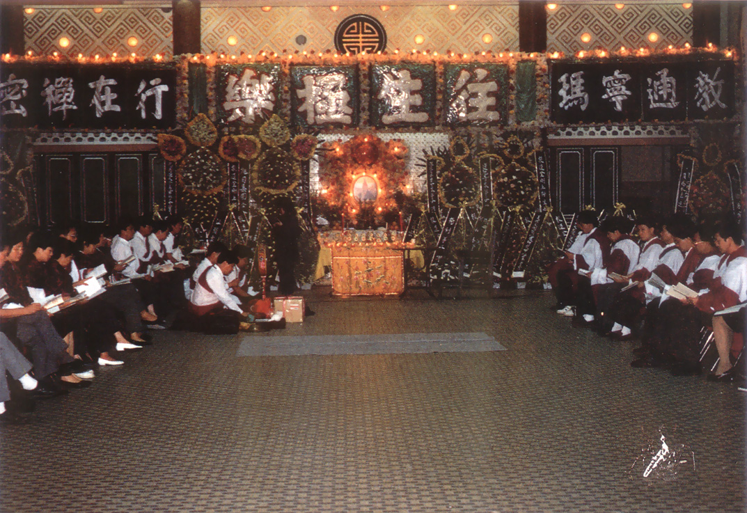 眾弟子念經迴向祈請根師早日乘願再來