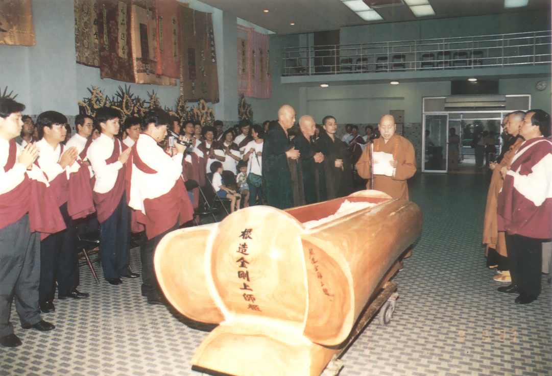 明暘法師主持封棺說法