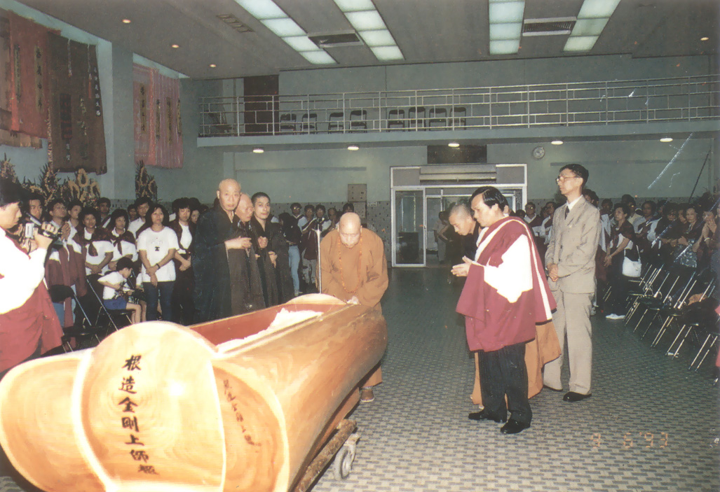 明暘法師向根造上師法體敬禮