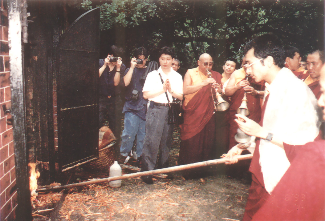 仁波切為根師毘舉火